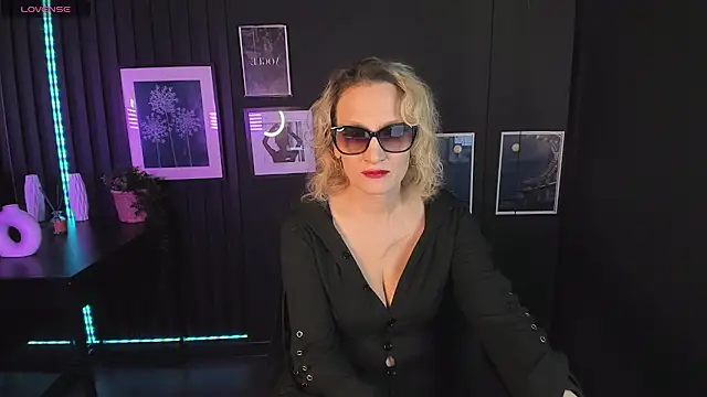 Queen Anna  online show from 12-15-24, 01:22