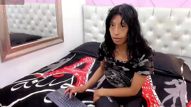 karolinee 66  online show from 04-28-26, 04:06