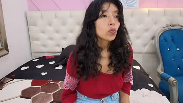 Snapshot of karolinee_66_ chatting on 05-26-26, 04:30 karolinee 66 online show from 05-26-26, 04:30