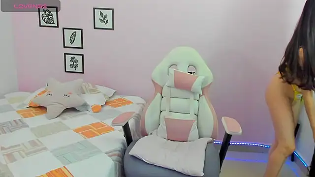 Snapshot of sophie_pazz chatting on 10-03-25, 10:40 sophie pazz online show from 10-03-25, 10:40