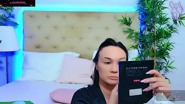 Snapshot of DaliyaArabian chatting on 12-05-25, 01:42 DaliyaArabian online show from 12-05-25, 01:42