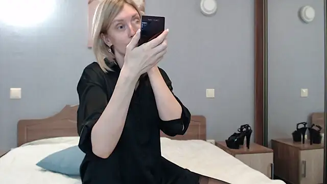 AvelinaLeoni online show from 01-24-25, 08:44