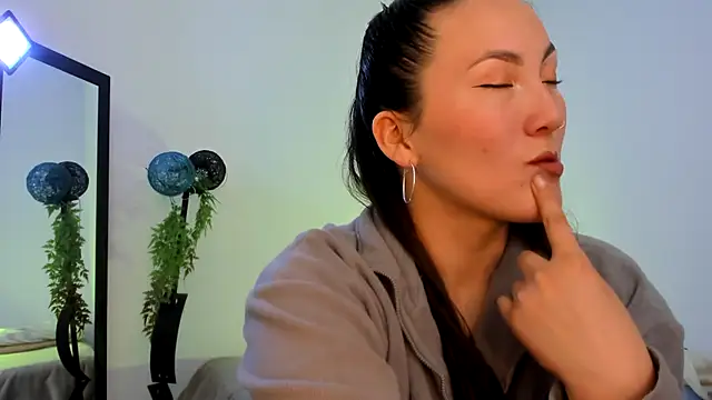 Snapshot of Elle_Lee_ chatting on 01-03-25, 03:05 Elle Lee online show from 01-03-25, 03:05