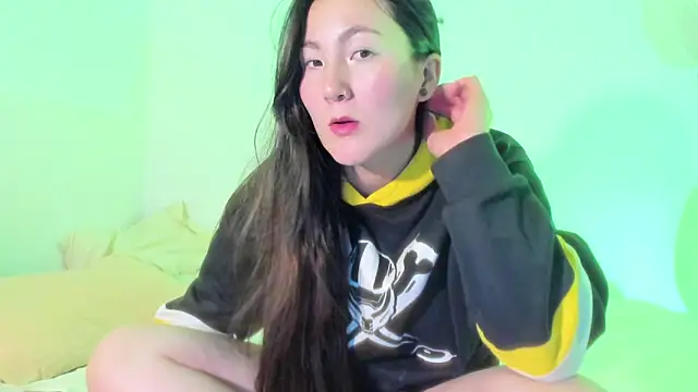 Snapshot of Elle_Lee_ chatting on 03-17-25, 06:21 Elle Lee online show from 03-17-25, 06:21
