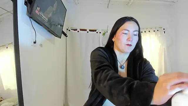 Snapshot of Elle_Lee_ chatting on 10-07-25, 02:47 Elle Lee online show from 10-07-25, 02:47