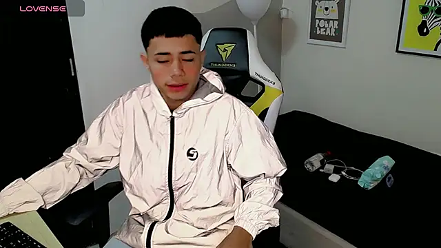 Snapshot of bby_santi chatting on 09-20-25, 12:50 bby santi online show from 09-20-25, 12:50