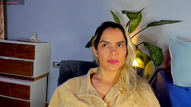 Snapshot of ClaraMariaMon chatting on 02-14-25, 07:44 ClaraMariaMon online show from 02-14-25, 07:44