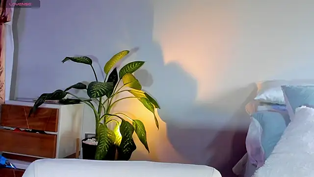 Snapshot of ClaraMariaMon chatting on 02-25-25, 05:36 ClaraMariaMon online show from 02-25-25, 05:36