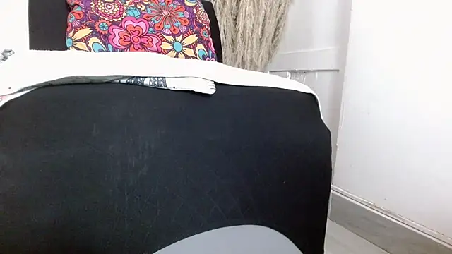 Snapshot of sara-bbc-dominant chatting on 12-16-25, 01:32 sara-bbc-dominant online show from 12-16-25, 01:32