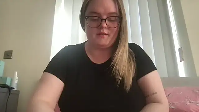 honeyyy24 online show from 04-24-26, 05:26
