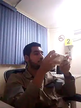 Snapshot of EnriquePersian197 chatting on 01-11-25, 04:27 EnriquePersian197 online show from 01-11-25, 04:27