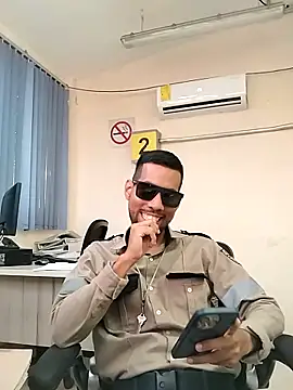 Snapshot of EnriquePersian197 chatting on 09-18-25, 03:03 EnriquePersian197 online show from 09-18-25, 03:03