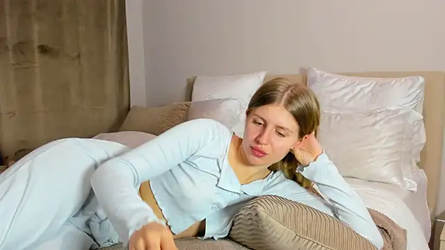 kirraa  online show from 11-21-25, 07:34