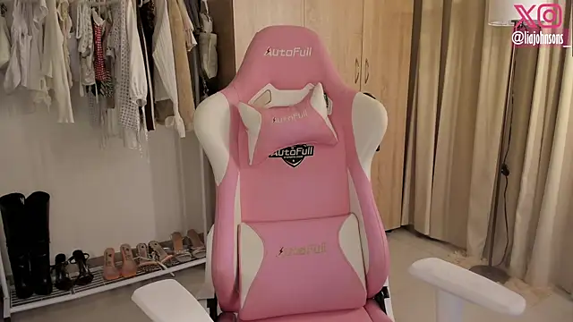 Snapshot of Sweetnaughtygirl_ chatting on 10-21-25, 02:45 Sweetnaughtygirl  online show from 10-21-25, 02:45