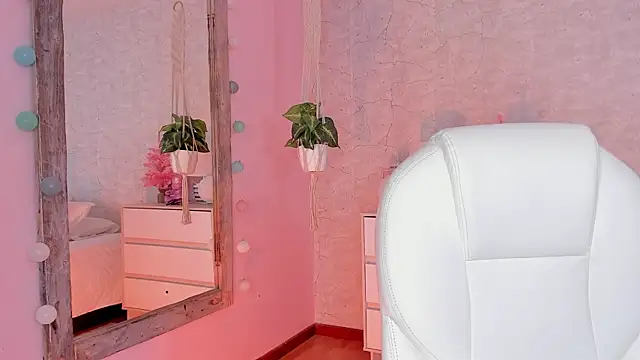 DahianaWalcott online show from 12-18-24, 07:52