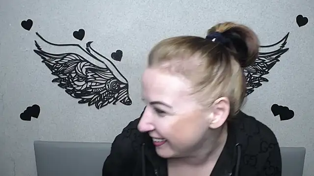 Snapshot of ElizabethSho chatting on 05-16-26, 05:12 ElizabethSho online show from 05-16-26, 05:12