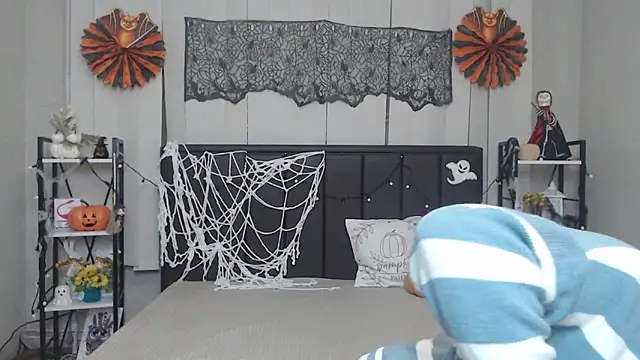 EmiliaGree online show from 10-25-25, 05:04