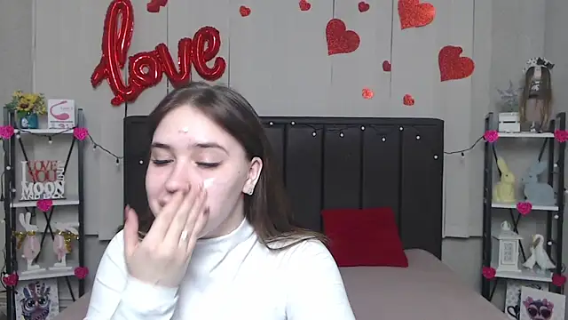 Snapshot of LauraHlot chatting on 03-17-25, 06:32 LauraHlot online show from 03-17-25, 06:32
