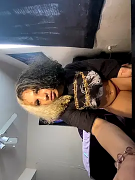 Snapshot of Creolegirl19 chatting on 11-16-25, 07:19 Creolegirl19 online show from 11-16-25, 07:19