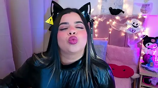 MiahJoness online show from 10-31-25, 02:01