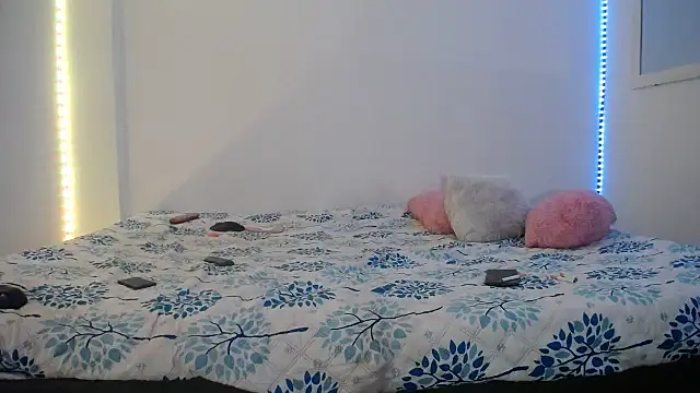 Snapshot of Laurenkenner_ chatting on 02-13-25, 04:17 Laurenkenner  online show from 02-13-25, 04:17