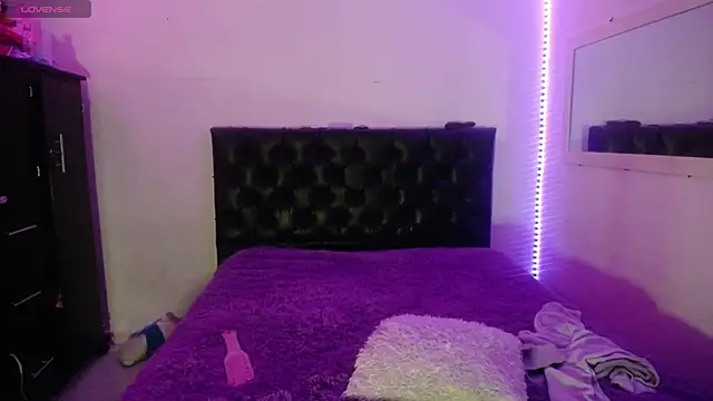 Snapshot of Laurenkenner_ chatting on 10-09-25, 08:07 Laurenkenner  online show from 10-09-25, 08:07