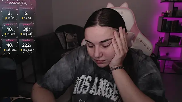 Snapshot of SexyWitch_666 chatting on 10-20-25, 08:37 SexyWitch 666 online show from 10-20-25, 08:37