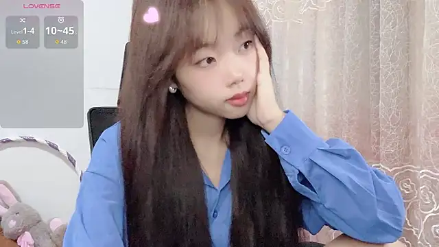 Snapshot of Lvy--v chatting on 10-30-25, 10:43 Lvy--v online show from 10-30-25, 10:43