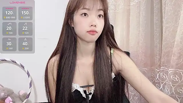 Snapshot of Lvy--v chatting on 11-01-25, 10:45 Lvy--v online show from 11-01-25, 10:45