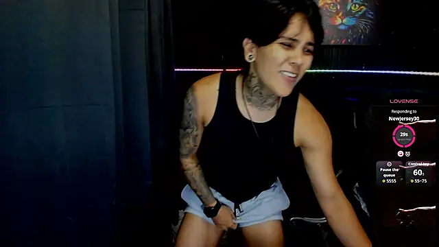 Snapshot of ZhoeStrong chatting on 10-26-25, 01:44 ZhoeStrong online show from 10-26-25, 01:44