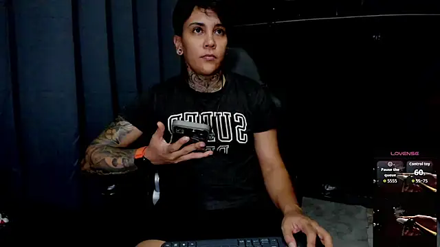 Snapshot of ZhoeStrong chatting on 11-21-25, 08:51 ZhoeStrong online show from 11-21-25, 08:51