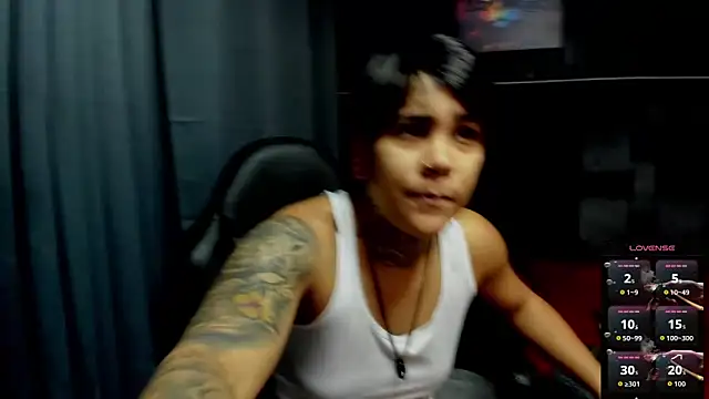 Snapshot of ZhoeStrong chatting on 11-23-25, 05:57 ZhoeStrong online show from 11-23-25, 05:57