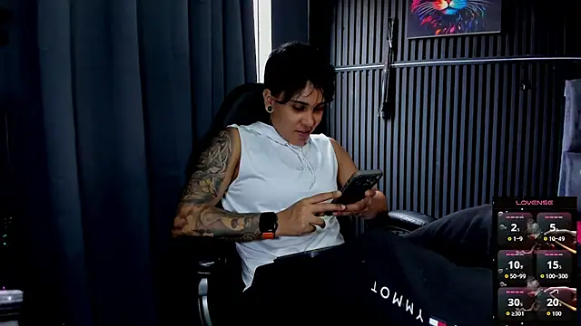 Snapshot of ZhoeStrong chatting on 11-24-25, 08:41 ZhoeStrong online show from 11-24-25, 08:41