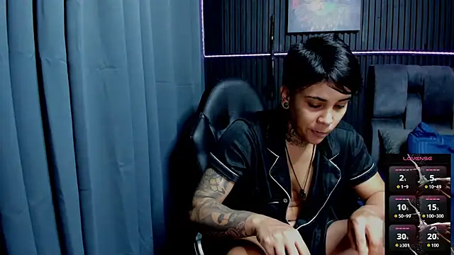 Snapshot of ZhoeStrong chatting on 11-26-25, 10:44 ZhoeStrong online show from 11-26-25, 10:44