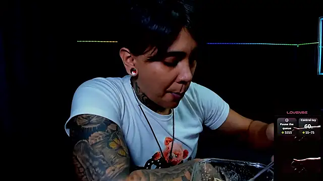 Snapshot of ZhoeStrong chatting on 11-28-25, 10:01 ZhoeStrong online show from 11-28-25, 10:01