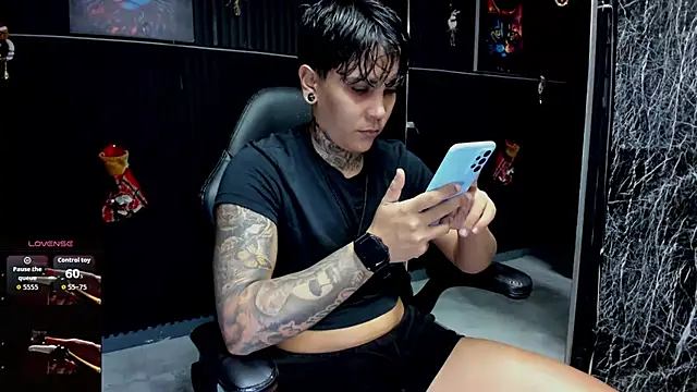 Snapshot of ZhoeStrong chatting on 12-15-25, 10:36 ZhoeStrong online show from 12-15-25, 10:36