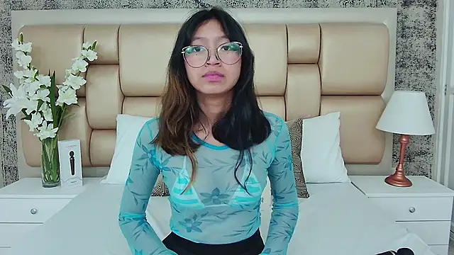 Snapshot of Yommi_Winx chatting on 12-21-24, 01:15 Yommi Winx online show from 12-21-24, 01:15