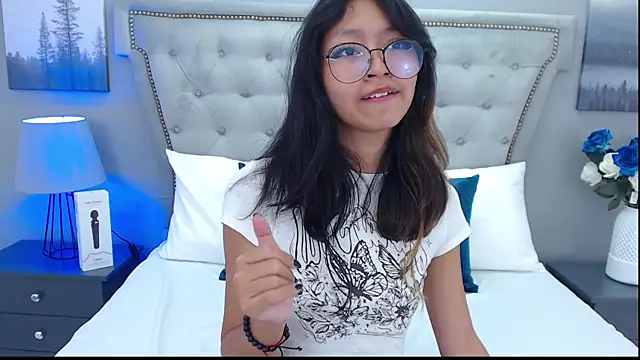 Snapshot of Yommi_Winx chatting on 03-11-25, 01:59 Yommi Winx online show from 03-11-25, 01:59