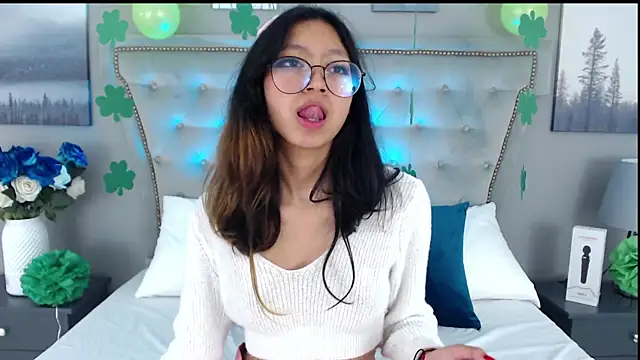 Snapshot of Yommi_Winx chatting on 03-18-25, 03:53 Yommi Winx online show from 03-18-25, 03:53