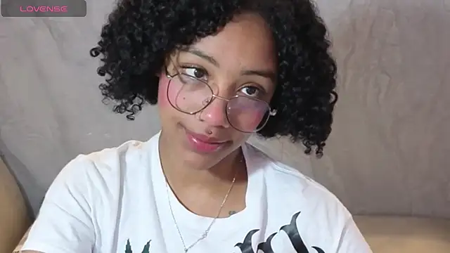 Snapshot of Violeth_b chatting on 10-15-25, 12:49 Violeth b online show from 10-15-25, 12:49