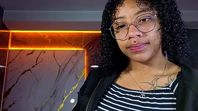 Snapshot of Violeth_b chatting on 10-27-25, 12:42 Violeth b online show from 10-27-25, 12:42