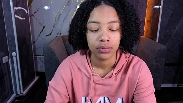 Snapshot of Violeth_b chatting on 10-28-25, 12:52 Violeth b online show from 10-28-25, 12:52