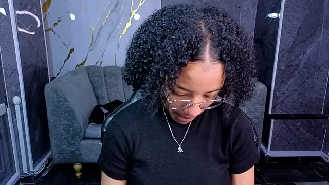 Snapshot of Violeth_b chatting on 10-30-25, 12:50 Violeth b online show from 10-30-25, 12:50