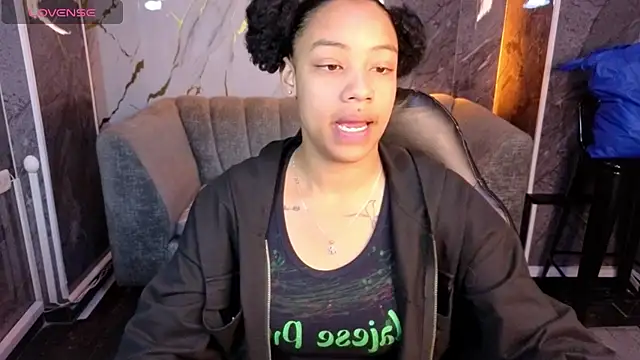 Snapshot of Violeth_b chatting on 10-31-25, 12:50 Violeth b online show from 10-31-25, 12:50