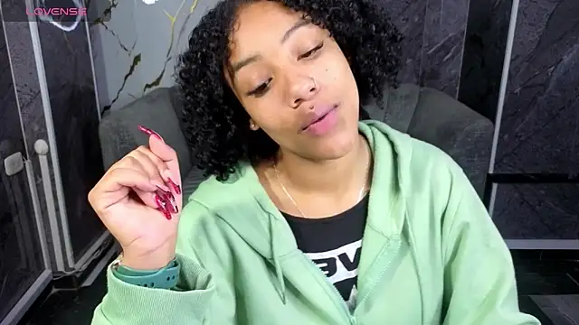 Snapshot of Violeth_b chatting on 11-01-25, 12:51 Violeth b online show from 11-01-25, 12:51