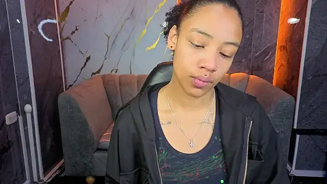 Snapshot of Violeth_b chatting on 11-11-25, 12:49 Violeth b online show from 11-11-25, 12:49