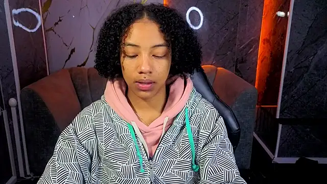 Snapshot of Violeth_b chatting on 11-17-25, 12:44 Violeth b online show from 11-17-25, 12:44