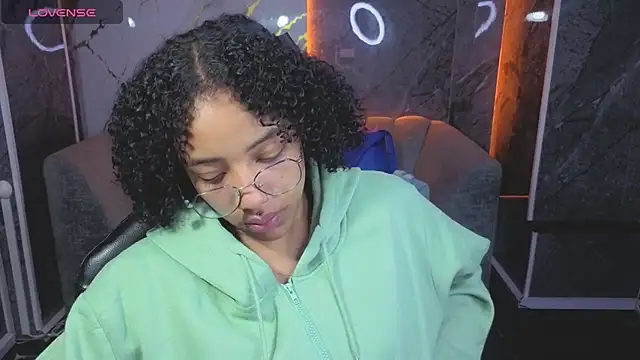 Snapshot of Violeth_b chatting on 11-23-25, 12:49 Violeth b online show from 11-23-25, 12:49