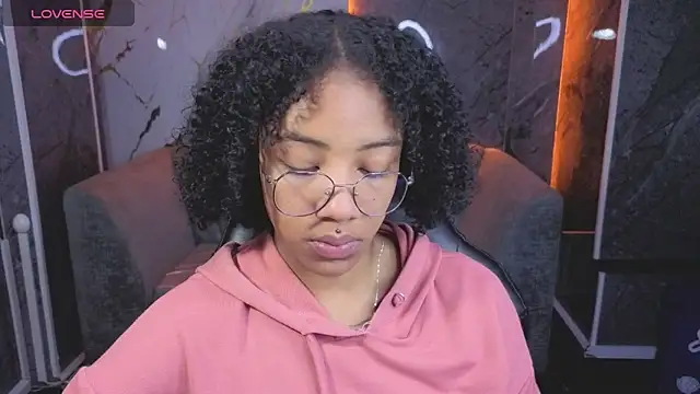 Snapshot of Violeth_b chatting on 11-24-25, 12:49 Violeth b online show from 11-24-25, 12:49