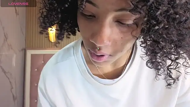 Snapshot of Violeth_b chatting on 12-16-25, 01:05 Violeth b online show from 12-16-25, 01:05